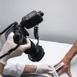Les infirmières de la nouvelle consultation médico-légale pour adultes victimes de violences (CMLV) des HUG sont notamment formées pour photographier les lésions des victimes. KEYSTONE/MARTIAL TREZZINI